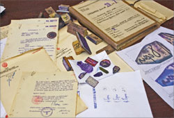 На столе в своём рабочем кабинете Виктор Илюхин представил "ЛГ" бланки документов, поддельные печати, штампы, факсимиле... На одном из бланков - резолюция "За" и подпись "Сталин". Можно впечатать любой текст